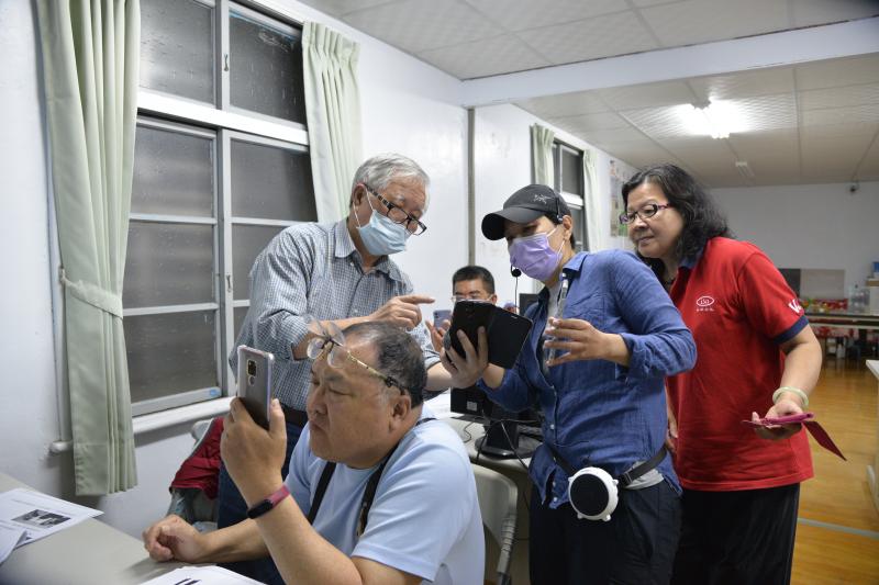 學員與老師探討拍照技巧