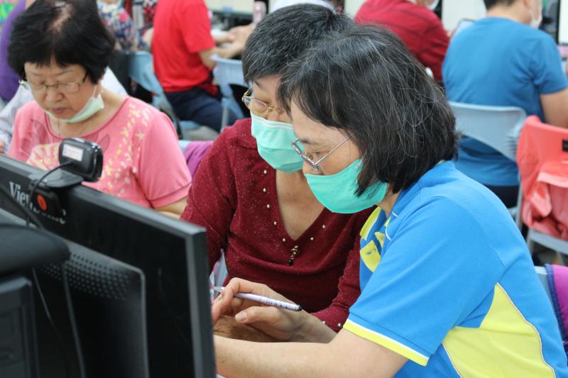 學員很認真地在闖關還會互相討論題目如何解答。