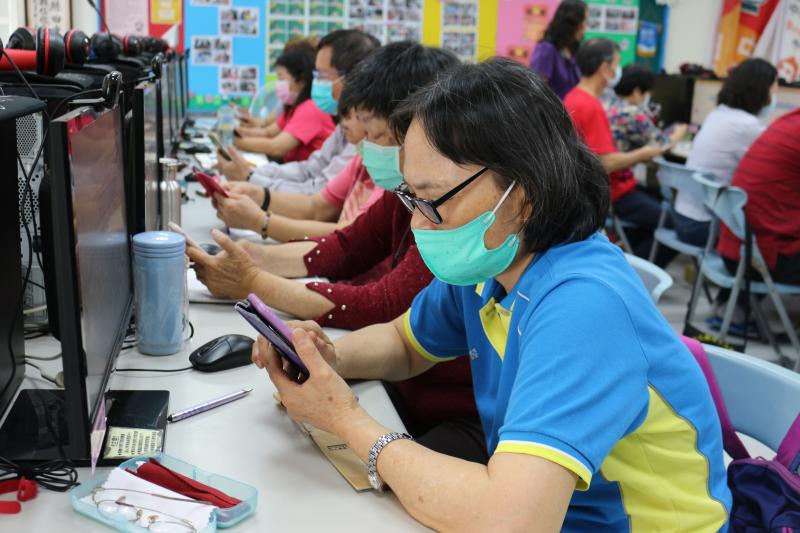 原來手機看line和fb有那們多相同的功能好厲害