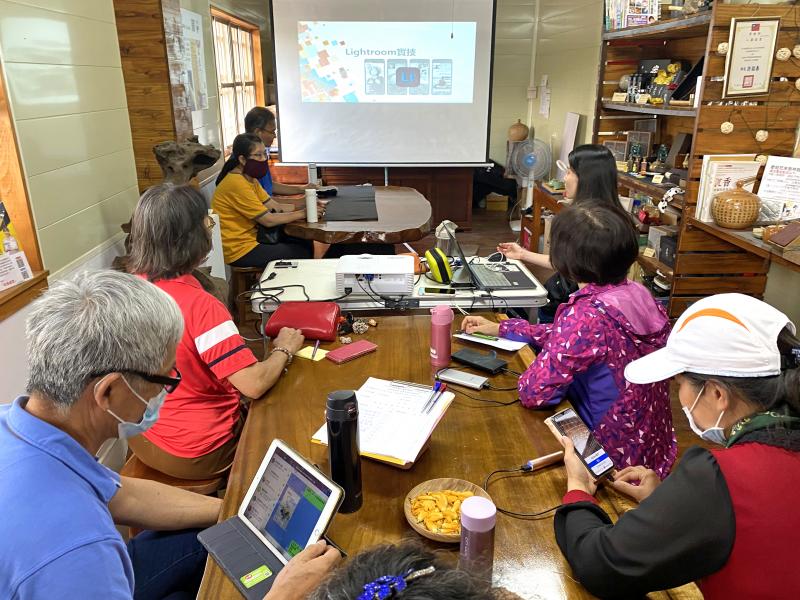 課堂上，學員看向前方剪報投影，認真聽課