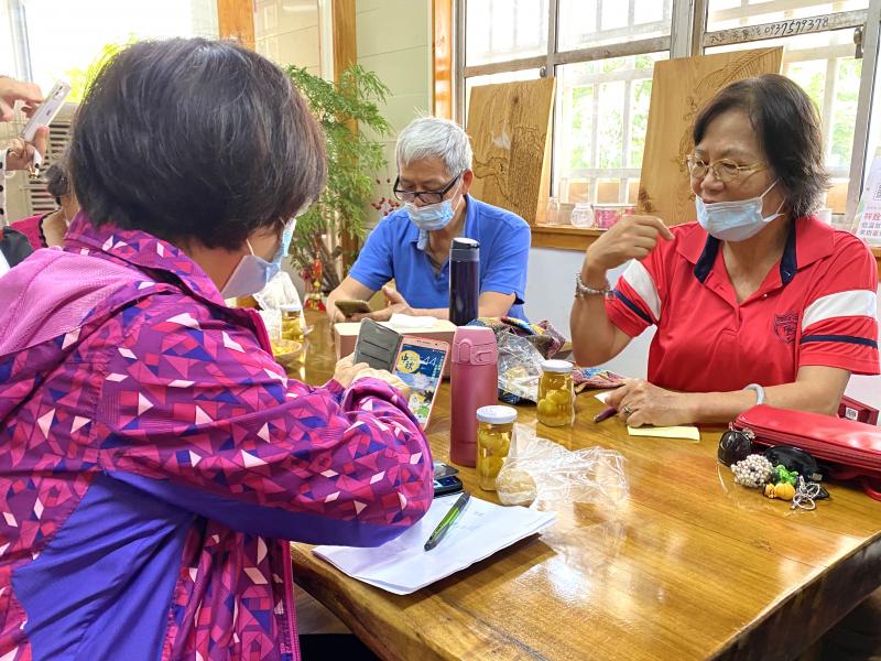 學員彼此要挑選哪張照片做修圖