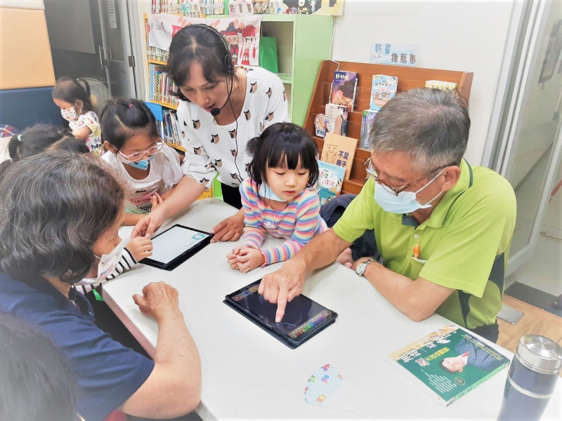老師使用平板繪圖APP教長輩與幼兒繪圖並激發出幼兒的創意並同時預防長者失智