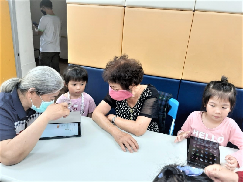 長輩學員們自行摸索其他修圖軟體，並使用修圖軟體修改照片