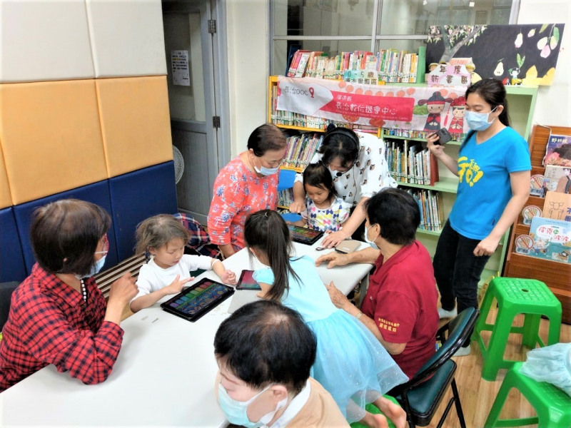 老師教學員們下載平板益智遊戲APP讓長輩與幼兒可以增添更多互動，達到老幼共樂
