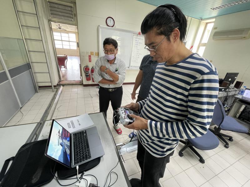 在電腦軟體上練習空拍機，學員非常興奮
