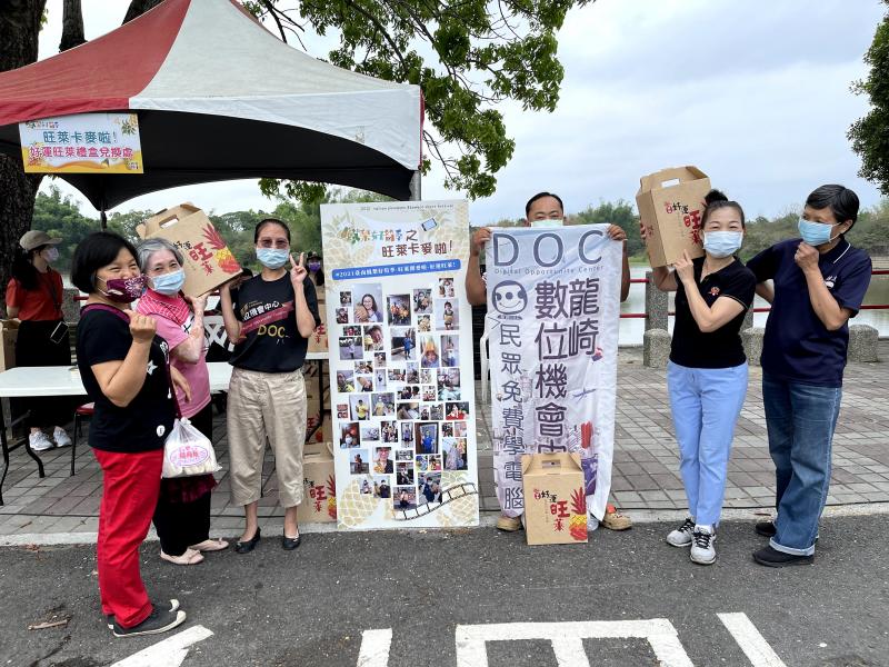 上完課程帶學員一起去參加鳳梨竹筍節推廣