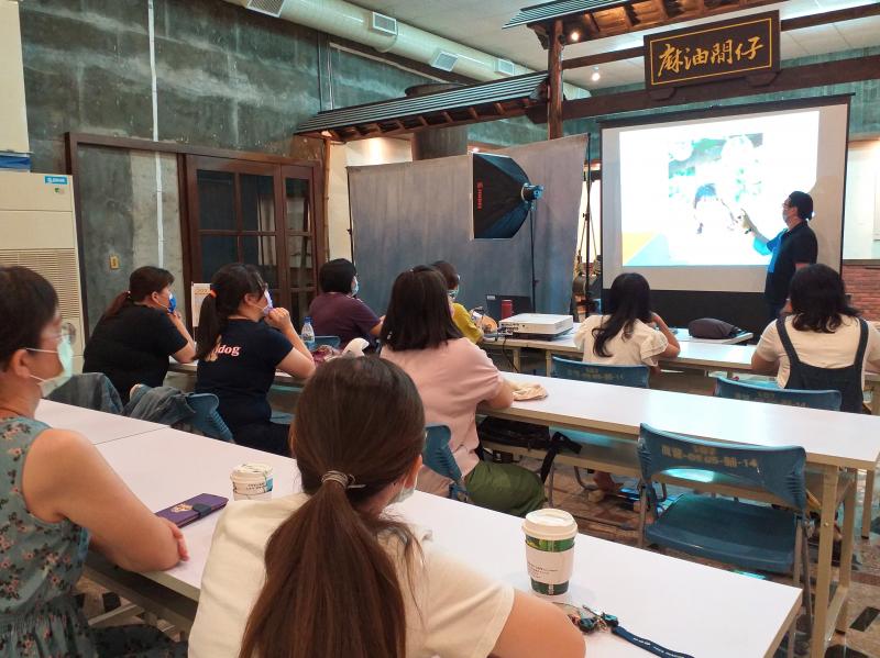 攝影師教導學員基礎攝影觀念