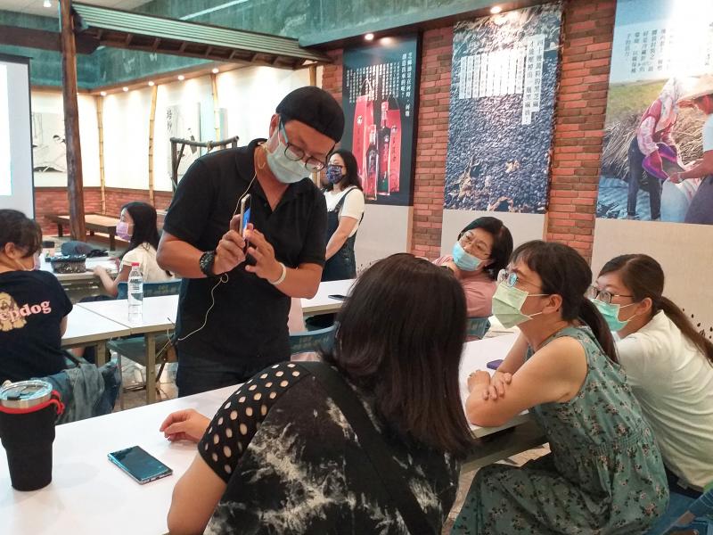 攝影師示範手機攝影APP操作