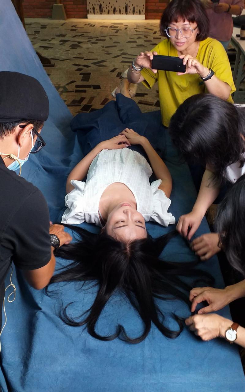 攝影師指導學員拍攝商業人像攝影