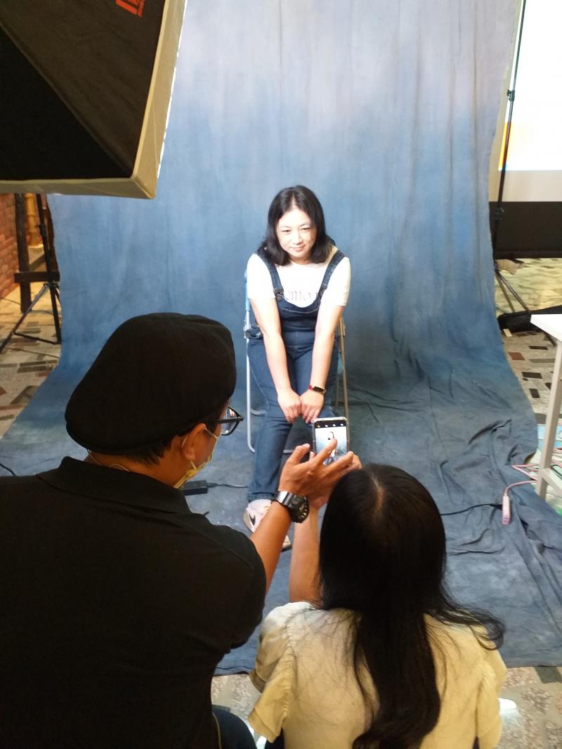 學員練習坐著時的拍攝技巧