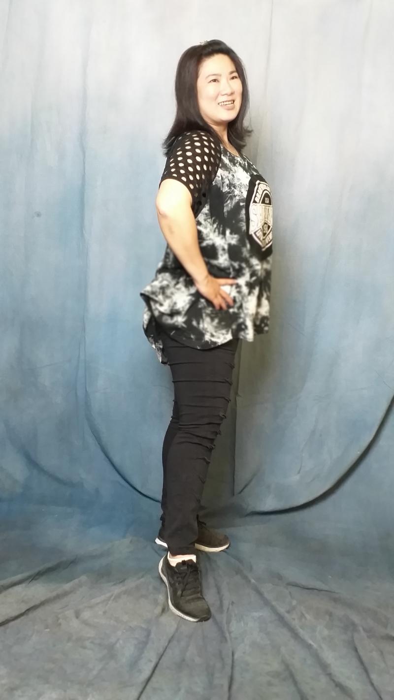 學員練習站立時側身拍照姿態