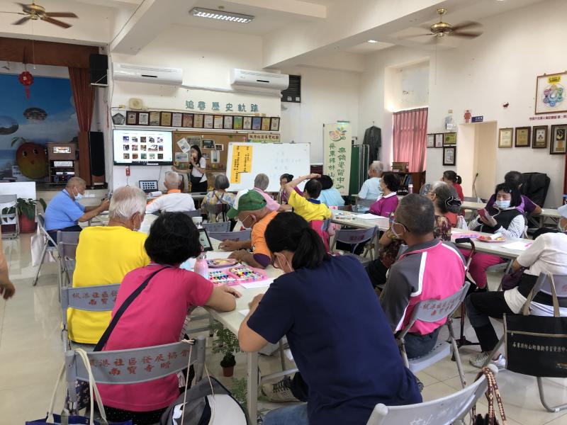 以枋山在地元素為題材，邀請社區長者為四季遊伴手禮「畫」設計