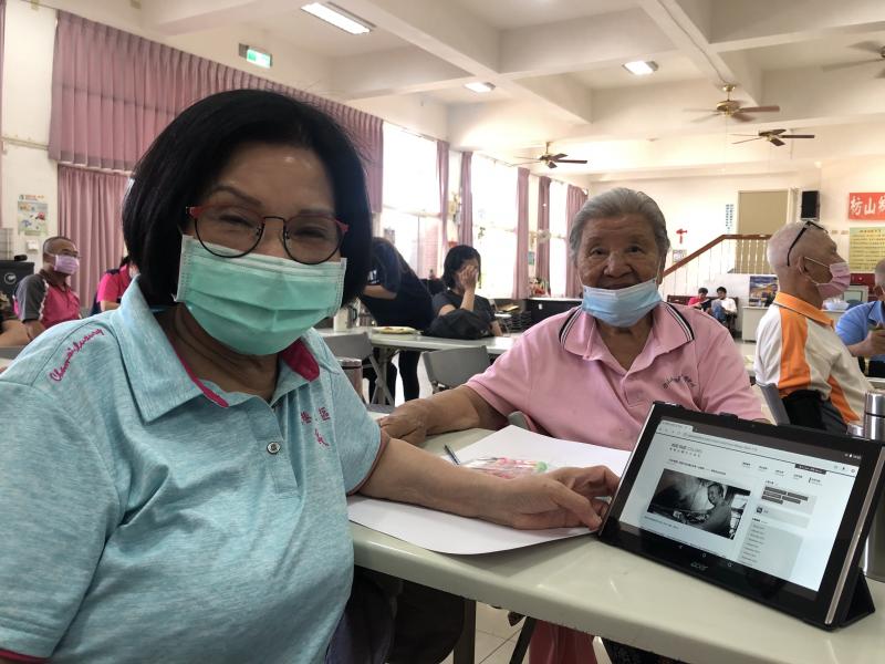 DOC透過數位平板電腦的應用，引導長輩上網查詢產品包裝設計元素。