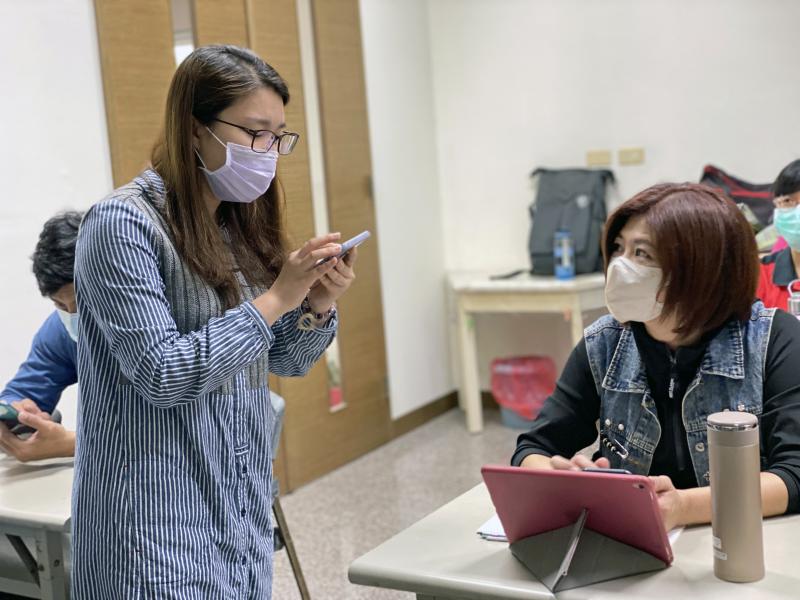 課程中學員提出鮮少使用的修圖特效功能，助教協助解決它。