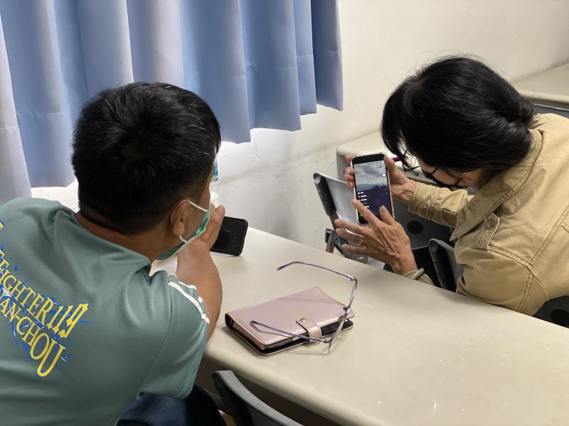學員彼此間相互研究APP功能及其使用方式。