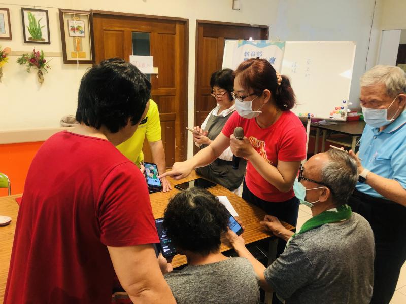 學員很認真的請教講師