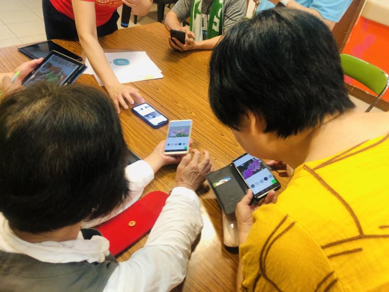 學員互相認真討論