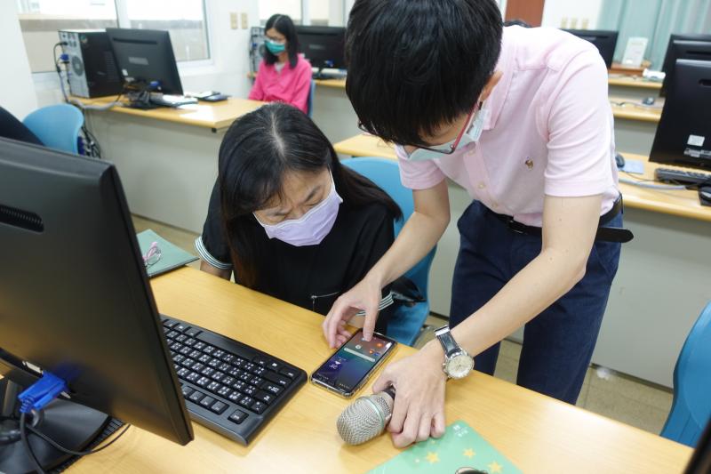 老師教學員們認識手機健康App