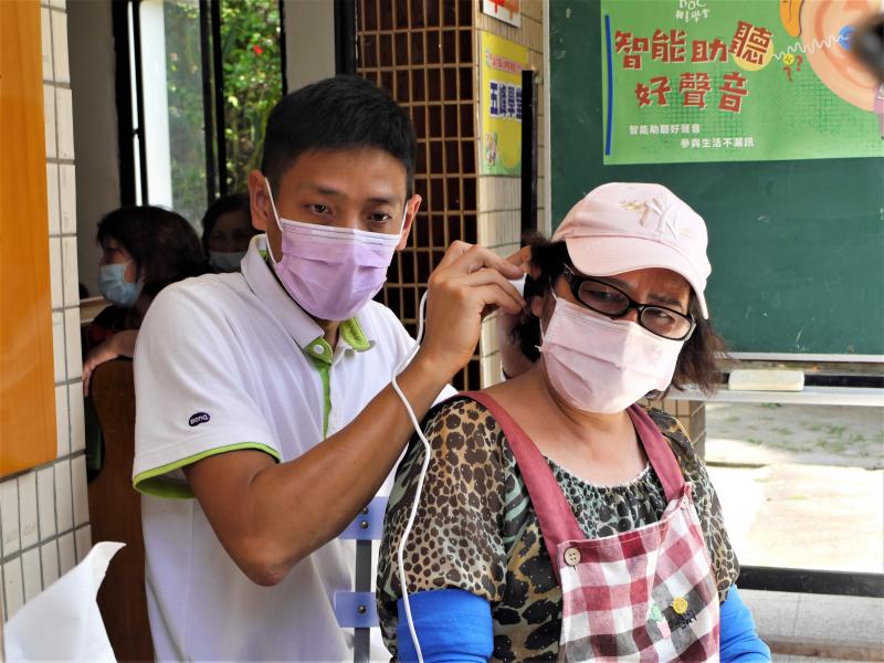 老師使用耳鏡讓學員一起看見耳內的情形