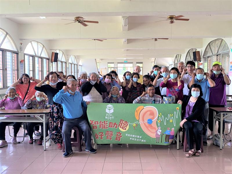 學員們與講師一起持海報大合照