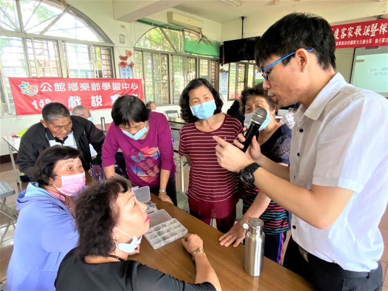 聽力師為一群學員解說助聽器的結構