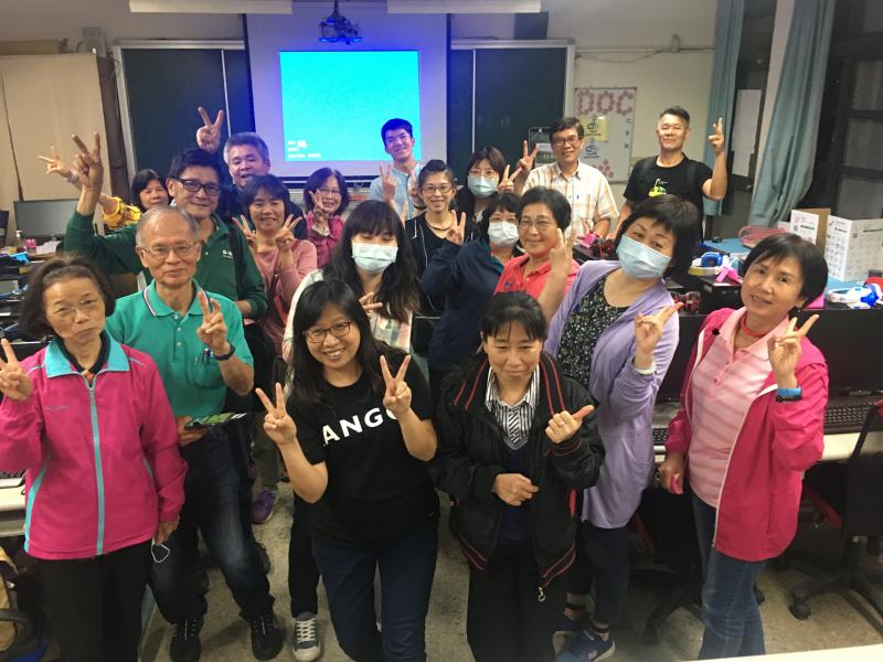 學員們和老師合影