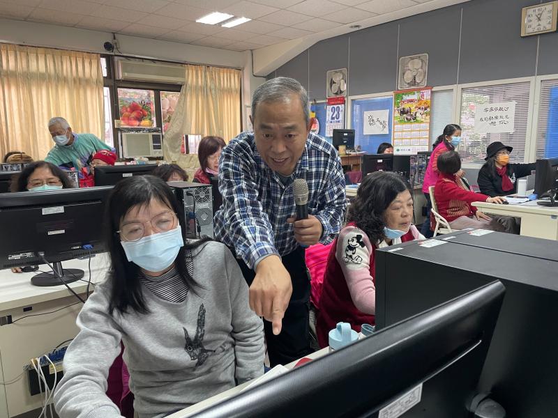 忘記了或不熟悉，感謝志工從旁協助，老師會不厭其煩指導，壤我們興致勃勃。