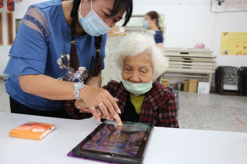 握起阿嬤的手，教她點平板