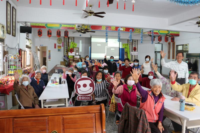 大合照看長輩笑得多可愛