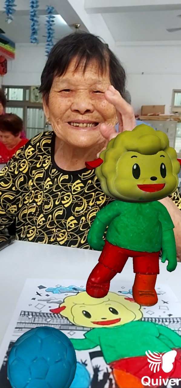 學員和自己畫的圖拍照