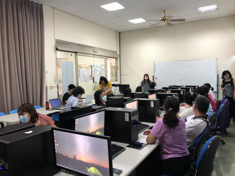 講師引導學員線上搜尋Canva，並以google、fb帳號登入註冊。