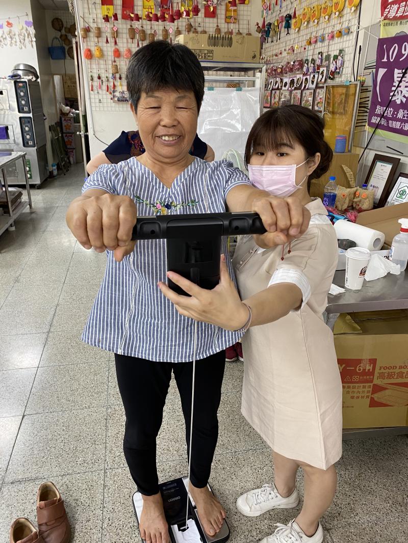 體脂機好好玩!!讓學們可以意識到自己的身體指數