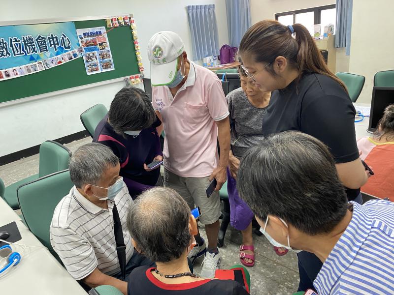 老師教導學員使用google評論商家