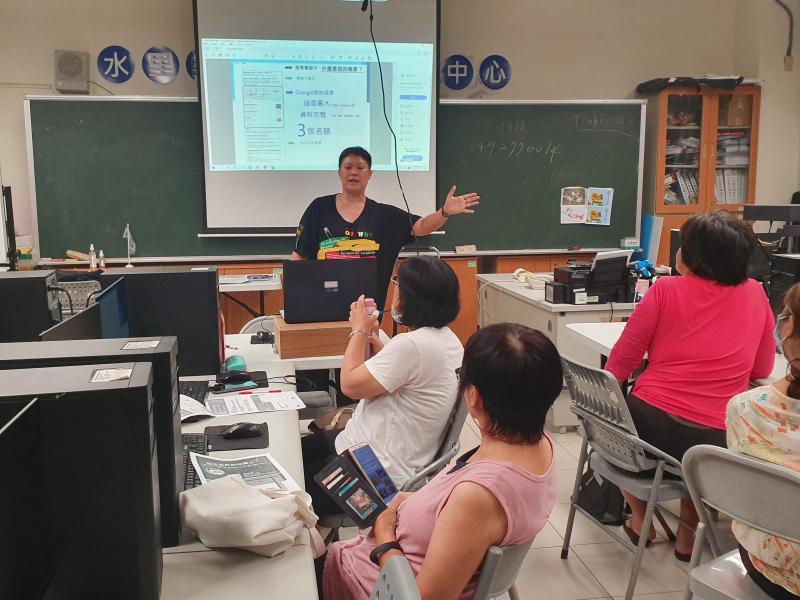 老師講解如何登入Google我的商家註冊及建立商家資訊認證完成.