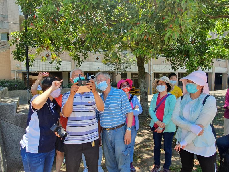 學員看著遙控飛行器操作無人機.
