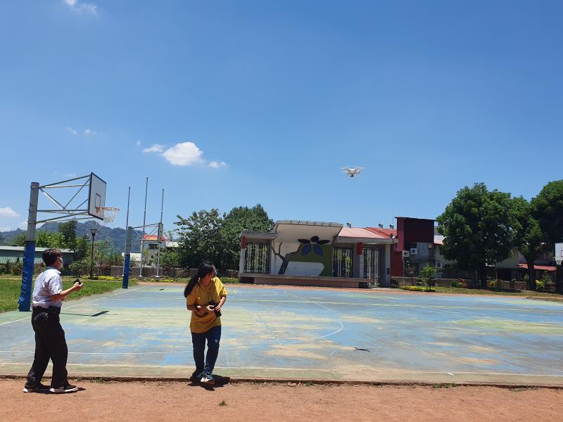 救難協會學員操控無人機飛行的情景.