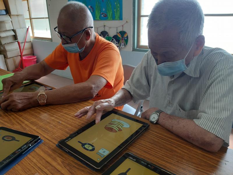 玩鬆餅塔放鬆緊張心情