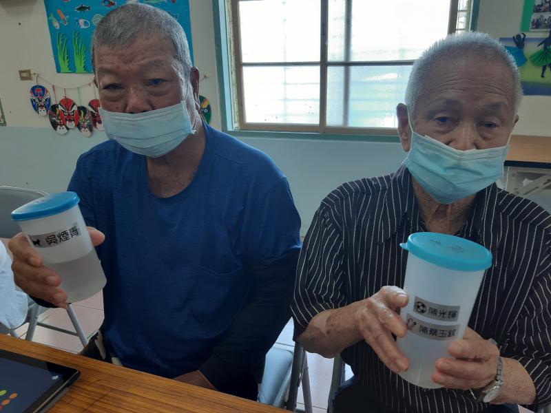 完成個人首張標籤，趕快貼上自己杯子