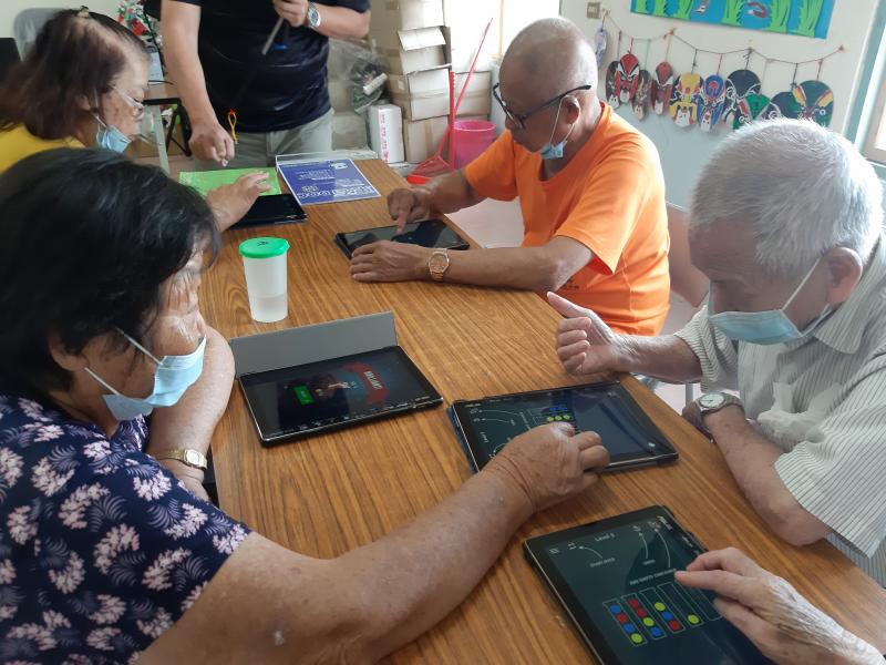 學員間互相提醒協助怎麼使用平板