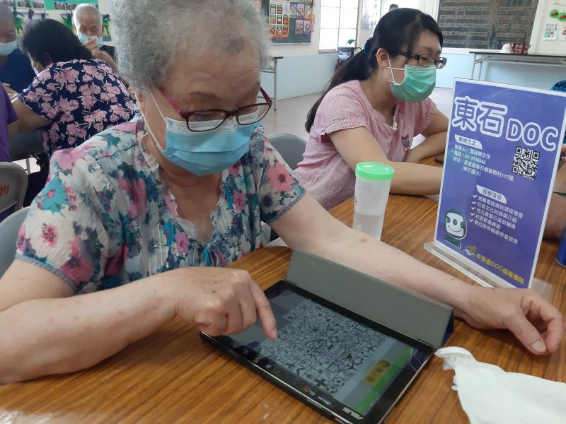 打開標籤APP,跟著講師示範動作，選一個自己喜歡的圖案來做標籤吧