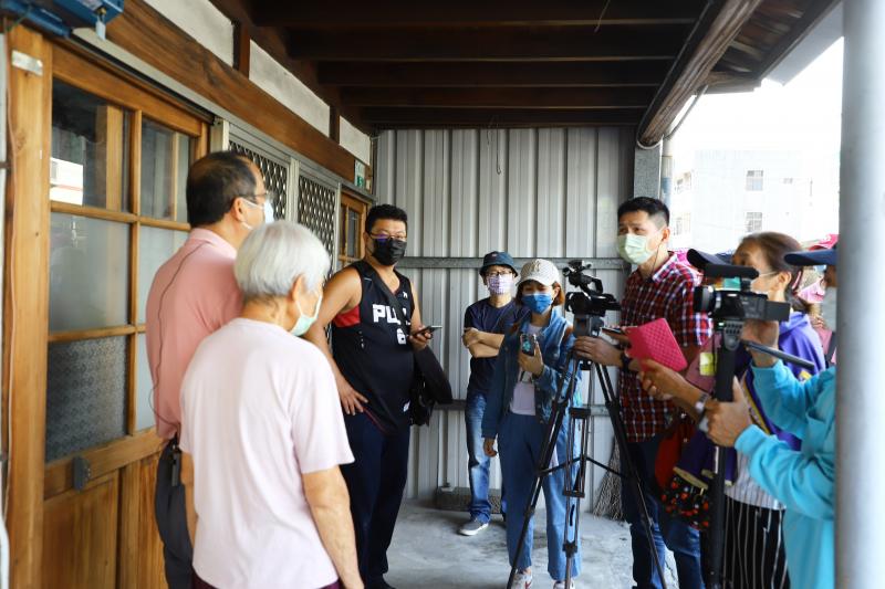 講師帶學員到社區現場拍攝實作