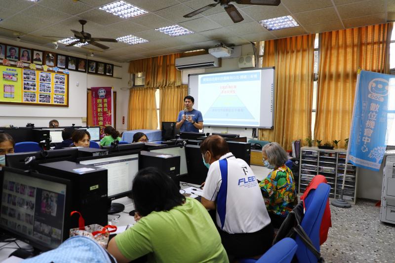 講師講解撰寫描述資料的邏輯與心法關鍵三架構