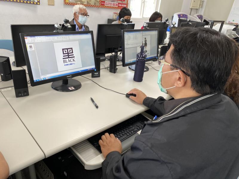 學員運用軟體進行圖像編輯，並發揮設計完成圖稿。