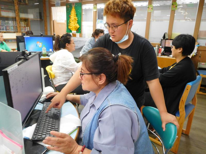 學員互相認真學習課程操作畫面