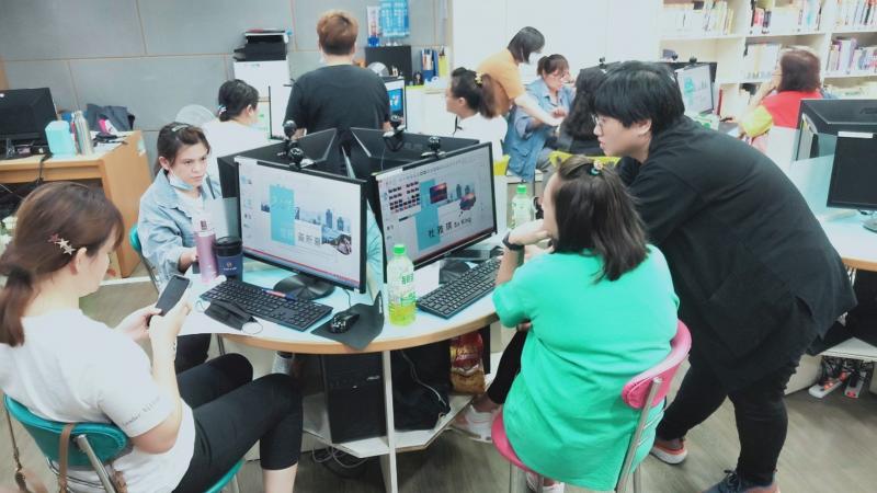 講師與學員互動學員開心的學習數位應用