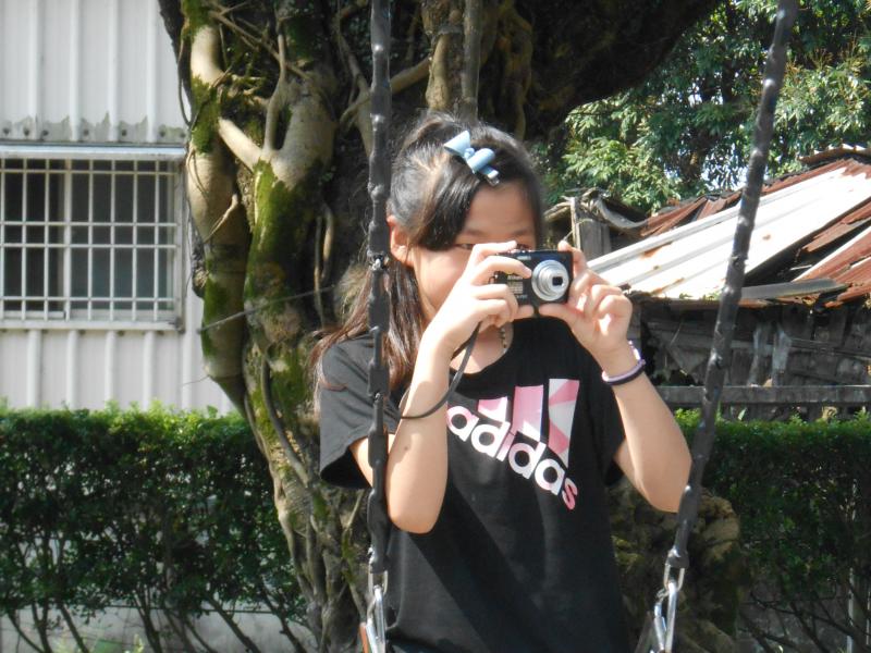 捕捉同學認真拍照