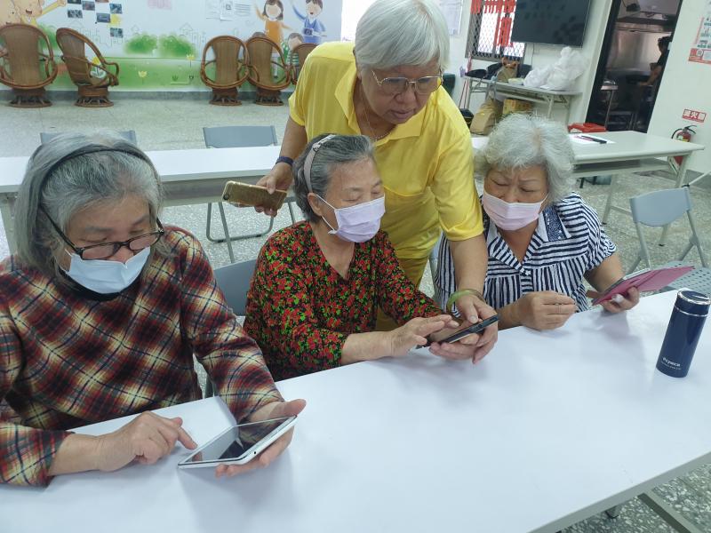 素連阿姨是DOC的忠實學員，這次我們到她居住的社區教學，她很熱心的協助進度較慢的同學