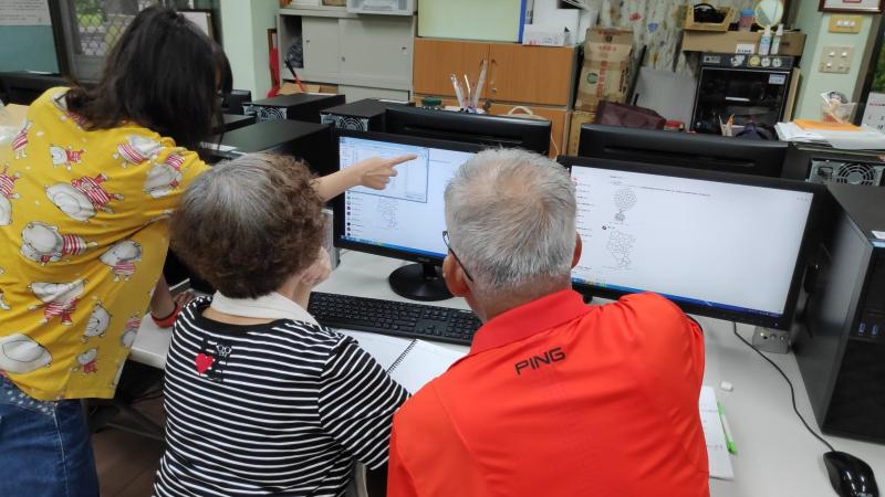 學員們操作後會針對設計作品互相討論