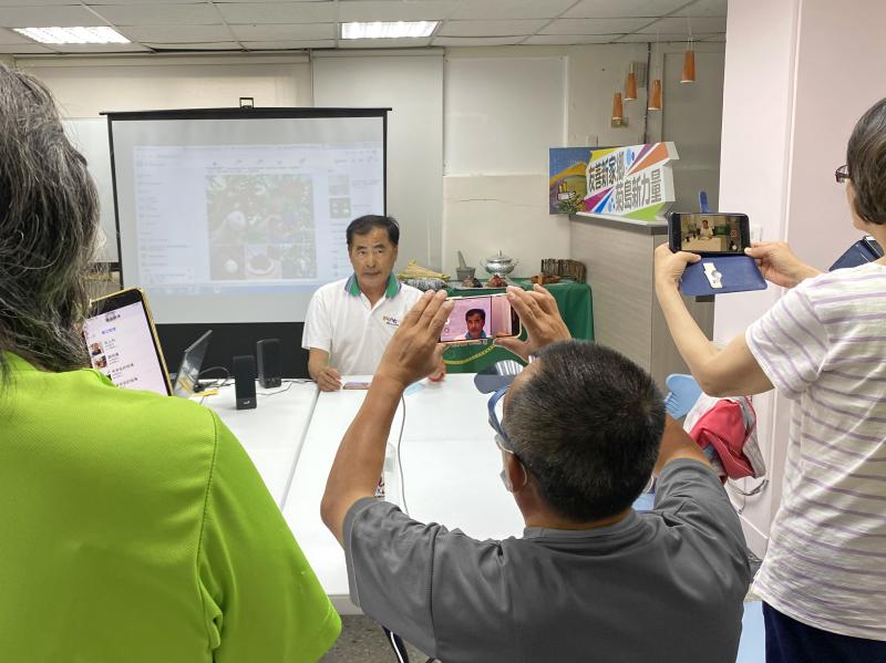 一位學員在前當模特，讓其餘學員練習人像拍攝