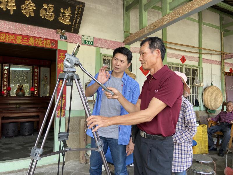 老師攝影技巧專業講解學員練習拍攝